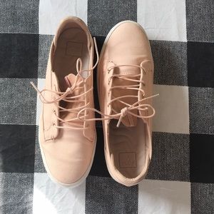 Light salmon reef shoes